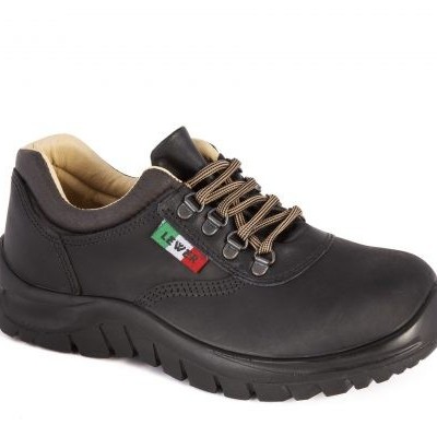 Sapato de segurança preto com etiqueta de bandeira italiana.