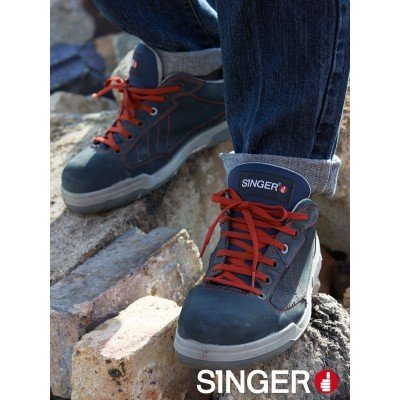 Ténis de trabalho em pele azul escura com atacadores vermelhos e sola cinza