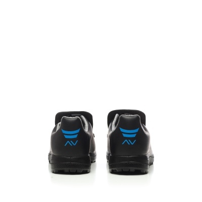 sapatilhas pretas com detalhe azul vistas de trás