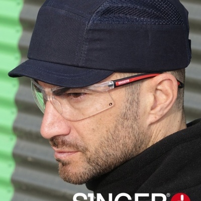 Homem com boné de proteção preto e óculos de segurança transparentes com armação vermelha