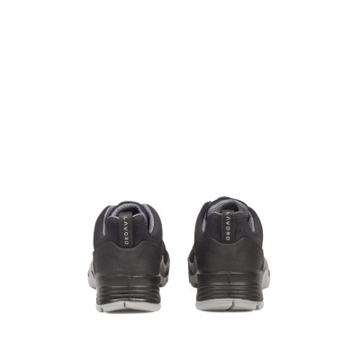 Par de ténis pretos com sola branca vistos de trás