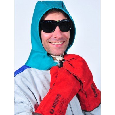 Homem com capuz azul esverdeado, óculos escuros e luvas vermelhas grossas