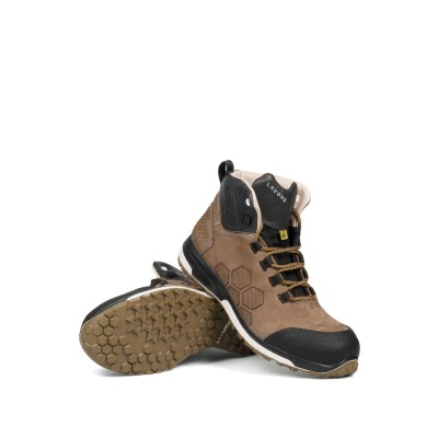 Botas de trekking marrons com sola antiderrapante e detalhes pretos e brancos