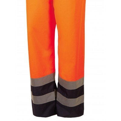 Calças laranja com faixas refletoras cinza e preta nas pernas