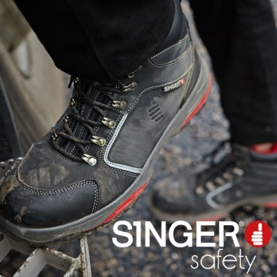 Bota de segurança preta com sola vermelha da marca SINGER