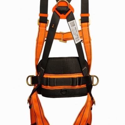 Arnês de segurança laranja e preto com fivelas metálicas douradas e etiquetas brancas