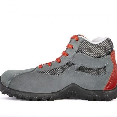 Bota cinzenta com detalhes vermelhos e sola preta