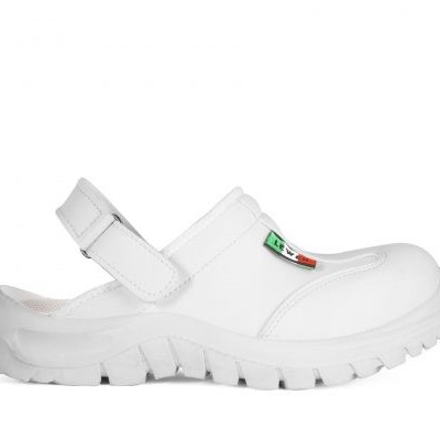 Sapato branco tipo sabata com tira ajustável e sola ranhurada