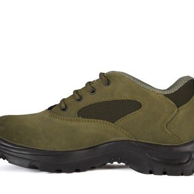 Sapato de segurança verde com sola preta e atacadores castanhos