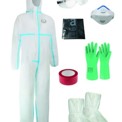 Conjunto de equipamento de proteção individual com fato, máscara, óculos, luvas e acessórios