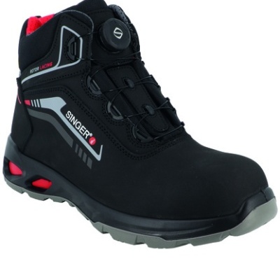 Bota de segurança preta com sola cinza e detalhes vermelhos