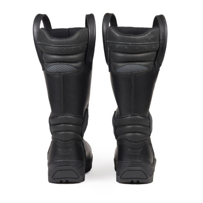 Botas pretas em pele vista de trás com puxadores no topo.