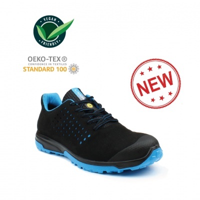 Tênis desportivo preto e azul com sola azul numa superfície branca