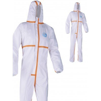 Macacão de proteção branco com detalhes laranja e selo azul no peito.