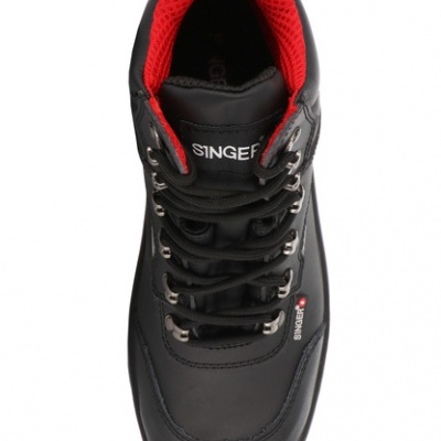 Bota preta com interior vermelho e marca SINGER