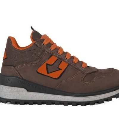 Ténis castanhos e laranja para caminhada sobre fundo branco