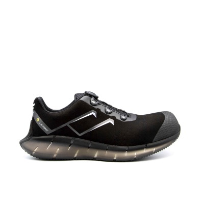 Tênis desportivo preto com sola preta arendada e detalhes cinzentos.