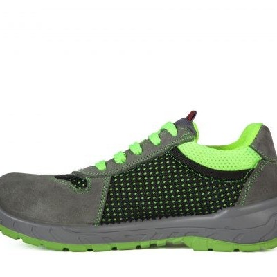 Ténis desportivo cinzento e verde com sola e atacadores verdes