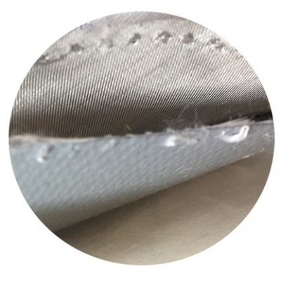 tecidos costurados em tecido bege e branco com texturas diferentes