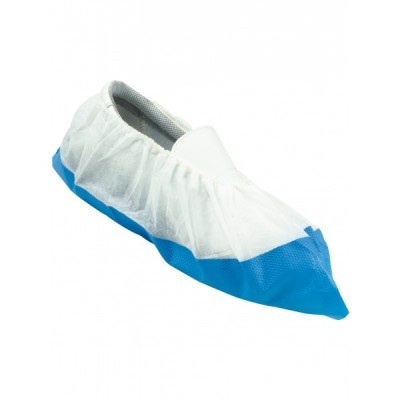 Sapato branco com proteção descartável branca e parte inferior azul