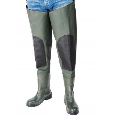 Bota alta de borracha verde com reforços pretos e calças de ganga