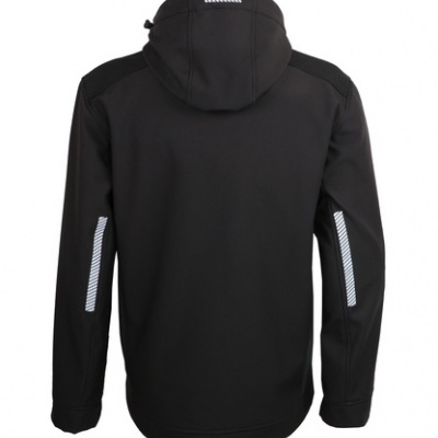 Casaco preto com capuz visto de trás