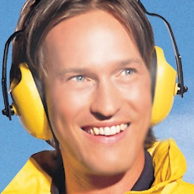 Pessoa com auriculares de proteção e jaqueta amarelos.