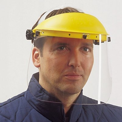 Homem a usar viseira amarela de proteção com casaco azul escuro matelassado