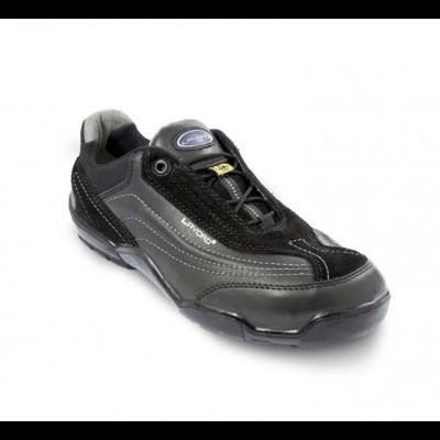 Sapato desportivo masculino preto e cinzento sobre fundo branco