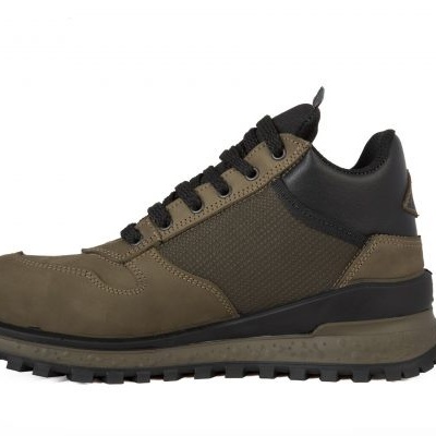 Ténis bege e preto em pele e tecido com sola preta