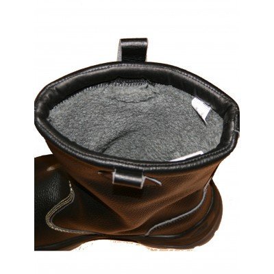 Bota preta em couro com interior cinzento felpudo vista de cima