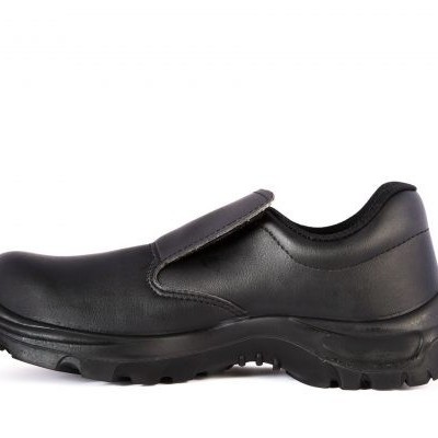 sapato preto antiderrapante em fundo branco