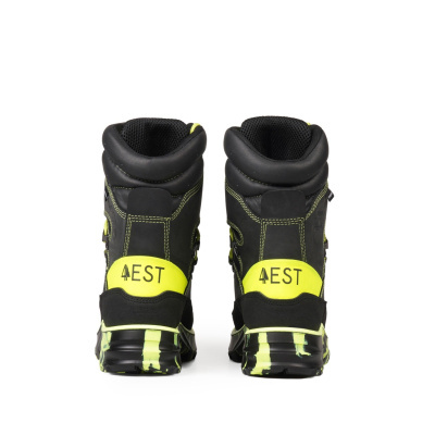 Botas pretas com detalhes amarelos e etiqueta 4EST na parte traseira