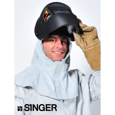 Homem a usar capacete de soldador preto, jaqueta cinza clara e luva castanha com texto SINGER