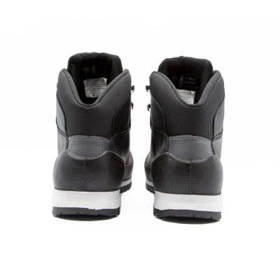 Par de botas pretas com sola branca vistas de trás