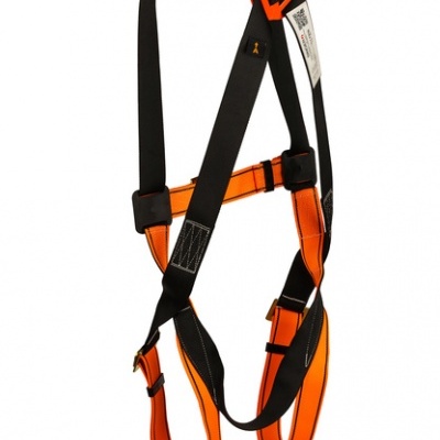 Arnês de segurança industrial preto e laranja com argola amarela e etiqueta com código QR