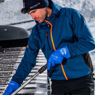 Homem com casaco azul e luvas azuis a usar ferramenta em neve com logótipo SINGER safety
