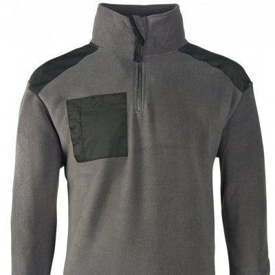 Camisola polar cinza com bolso preto no peito e zíper curto no pescoço