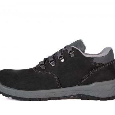 Ténis de caminhada preto com sola cinzenta e atacadores pretos