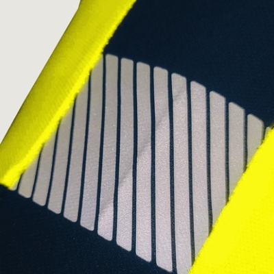 Padrão geométrico de tecido amarelo, preto e branco