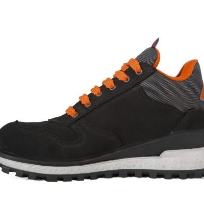 Ténis desportivo tecido cinzento e camurça preta com detalhes laranja