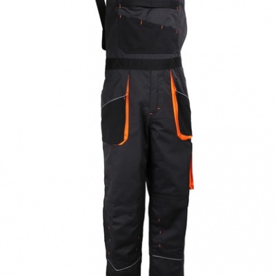 Macacão de trabalho preto com detalhes laranja e bolsos grandes