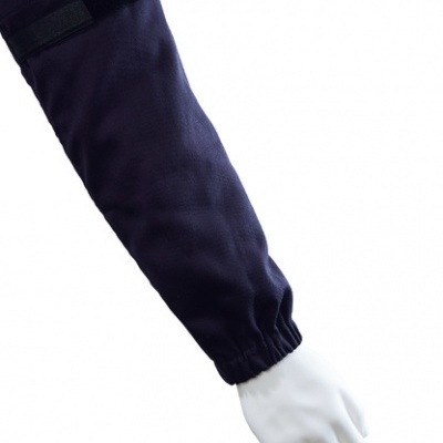 Manga protetora preta com fecho de velcro e punho elástico