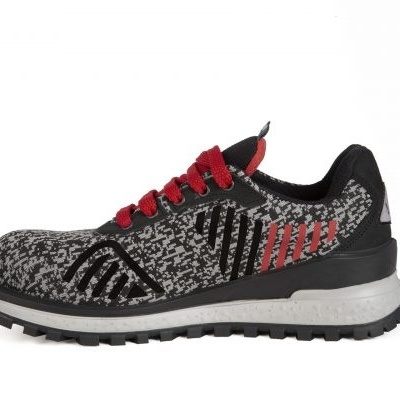 Ténis desportivo cinza e preto com atacadores vermelhos