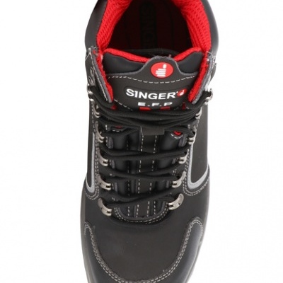 Ténis preto com interior vermelho e estampado SINGER na língua