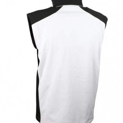 Colete desportivo branco e preto visto de trás