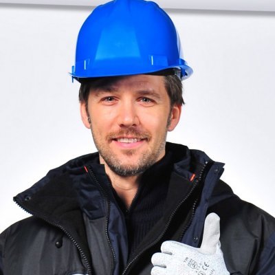 Homem com capacete azul e luva cinzenta SINGERO a mostrar polegar para cima