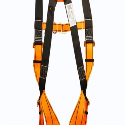 Arnês de segurança em cores laranja e preta com fivelas metálicas douradas