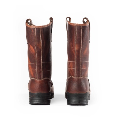 Par de botas castanhas de couro vista de trás