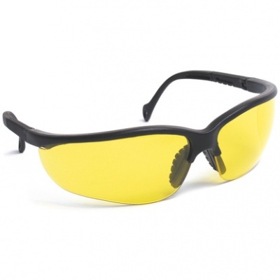 Óculos de proteção com lentes amarelas e armação preta